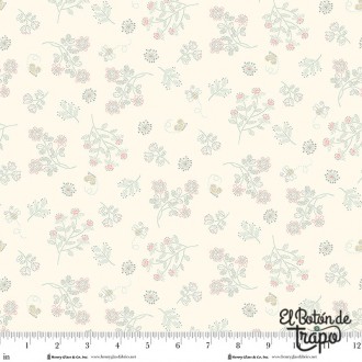 Tela de algodón 100% Simply Charming con diseño de tréboles, mariposas y abejas en tono crema, ideal para patchwork y quilting. 2