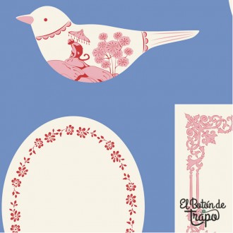 Tela Tilda Labels & Ornaments Blue 110173 con etiquetas decorativas y pájaros